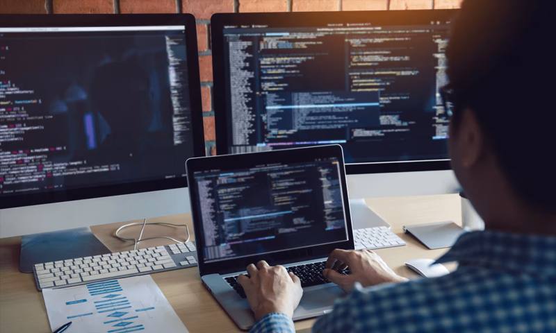 数据科学选型:R与Python如何赋能海南区网站建设?
